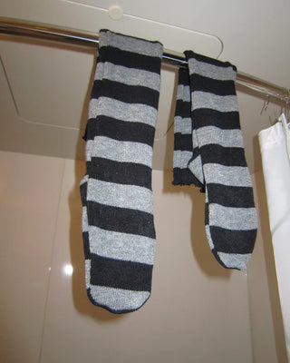 Scalloped hem border knee-high socks