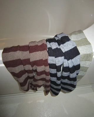 Scalloped hem border knee-high socks