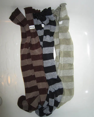 Scalloped hem border knee-high socks