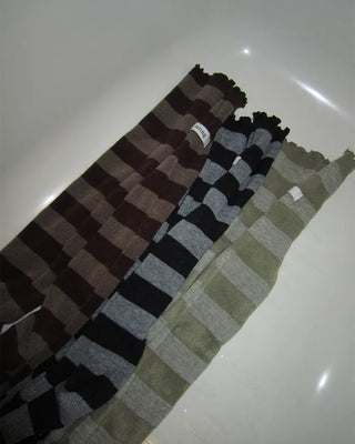 Scalloped hem border knee-high socks