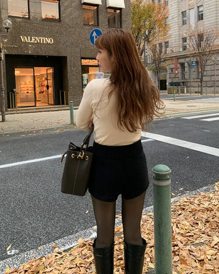 Knitted shorts with elastic waistband