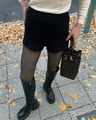 Knitted shorts with elastic waistband