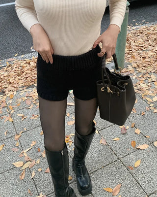 Knitted shorts with elastic waistband
