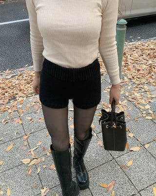 Knitted shorts with elastic waistband