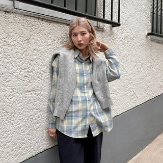 Deep V-neck loose knit