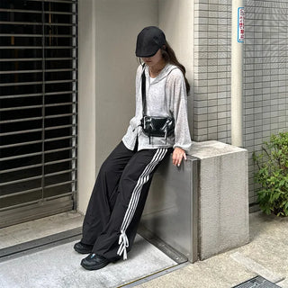 Zipper detail shoulder bag