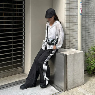 Zipper detail shoulder bag