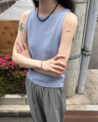 Boat neck sleeveless knit