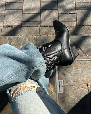 Knee-damaged vintage denim pants