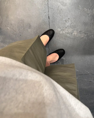 V-cut leather flat shoes
