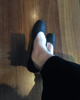 V-cut leather flat shoes
