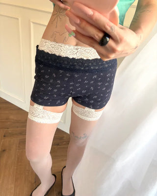 Wide Lace Waist Flower Rib Shorts