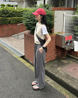 Simple sleeveless knit