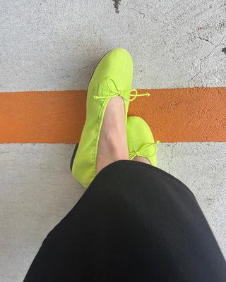 Vivid round ribbon flat shoes