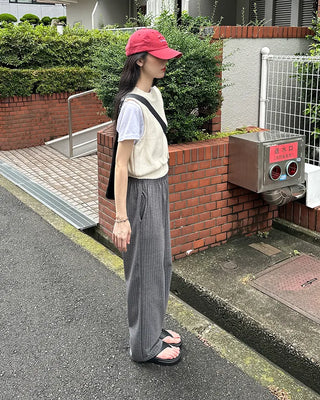 Simple sleeveless knit