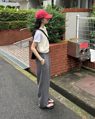 Simple sleeveless knit