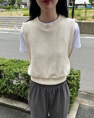 Simple sleeveless knit