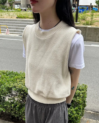Simple sleeveless knit