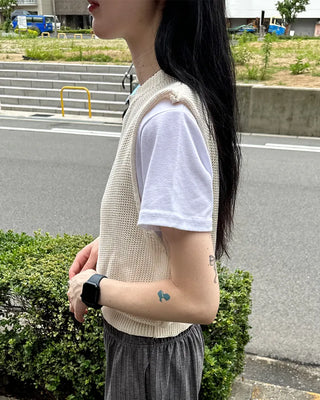 Simple sleeveless knit