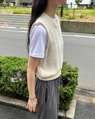 Simple sleeveless knit