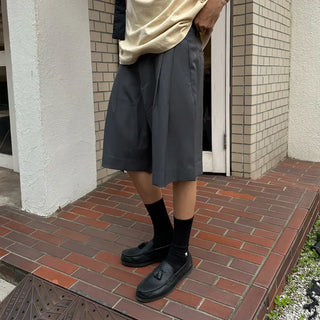 Pleated half-length slacks