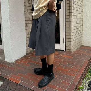 Pleated half-length slacks