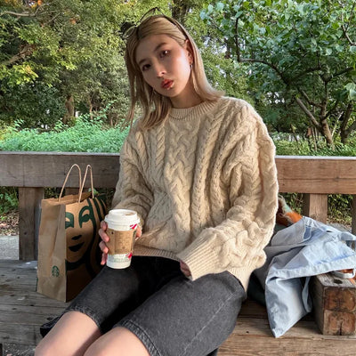 Cable oversized round knit