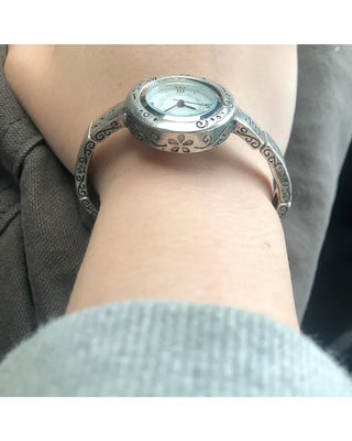 Vintage design round analog handwatch