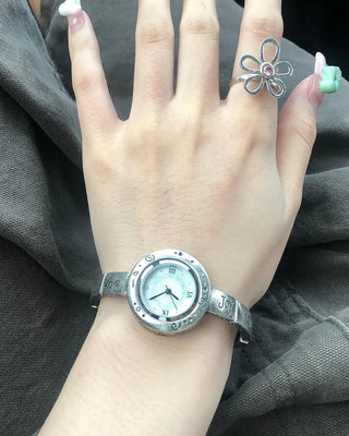 Vintage design round analog handwatch