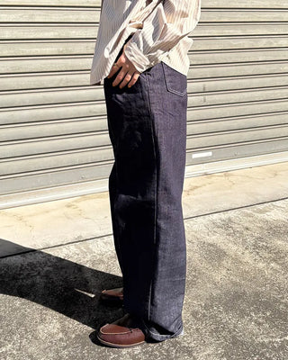 (Unisex) Two-pleat rigid denim pants