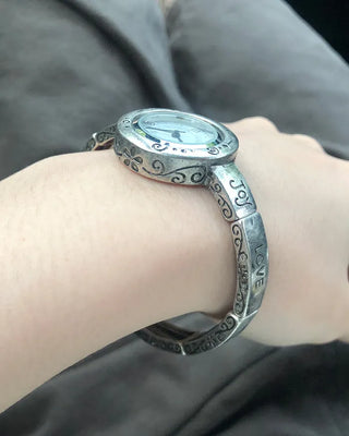 Vintage design round analog handwatch