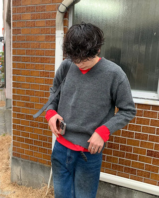 Simple V-neck long-sleeved knit