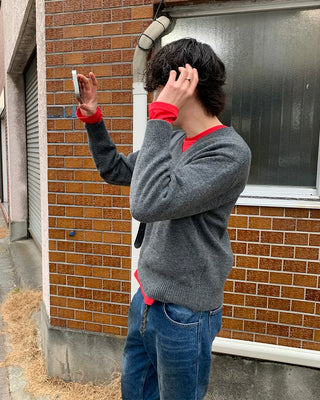 Simple V-neck long-sleeved knit