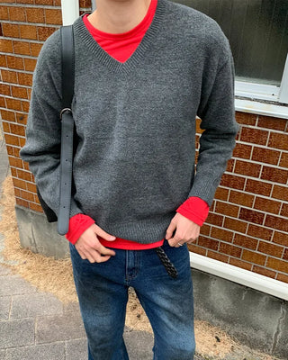Simple V-neck long-sleeved knit