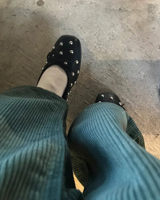 Studded ribbon flat shoes