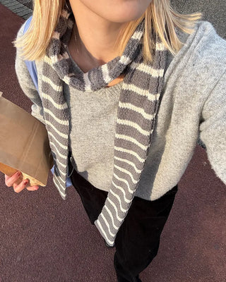 Ribbed V-neck semi-cropped high-gauge knit
