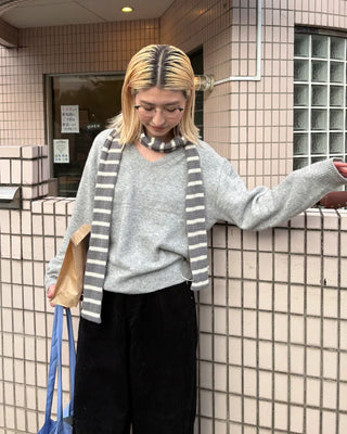 Ribbed V-neck semi-cropped high-gauge knit