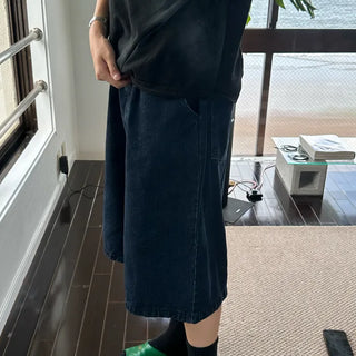 Wide-leg pleated half-length slacks