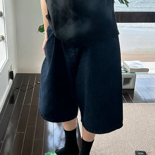 Wide-leg pleated half-length slacks
