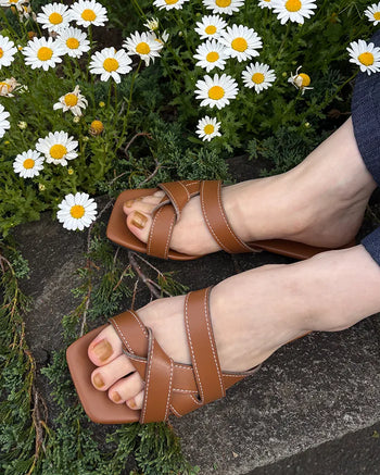 Square-toe twist sandals