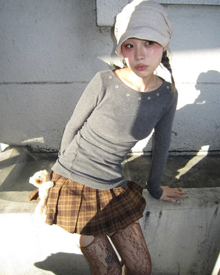 Animal brooch set with very short pleated skirt