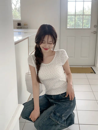 Flower punching short-sleeved T-shirt