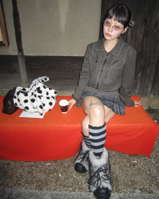 Scalloped hem border knee-high socks