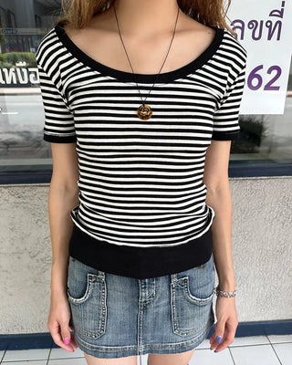 Oval neck striped tight T-shirt