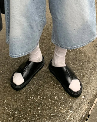 Simple point sandals