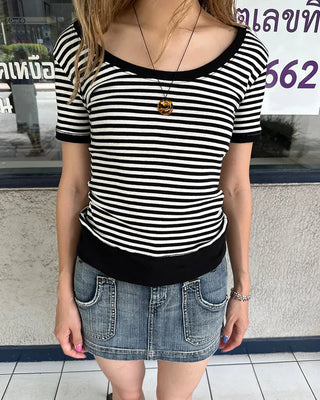 Oval neck striped tight T-shirt
