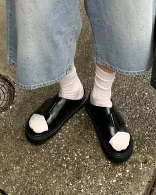 Simple point sandals