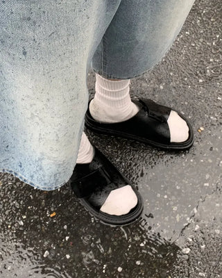 Simple point sandals