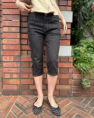 Curved-out seam rigid denim capri pants