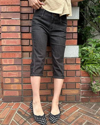 Curved-out seam rigid denim capri pants